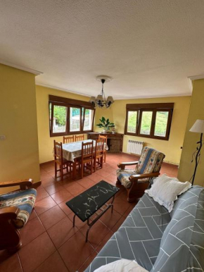 Casa con jardín entre la playa y montaña